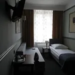 W Starej Kamienicy 3*