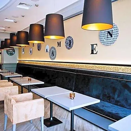 W Starej Kamienicy 3*